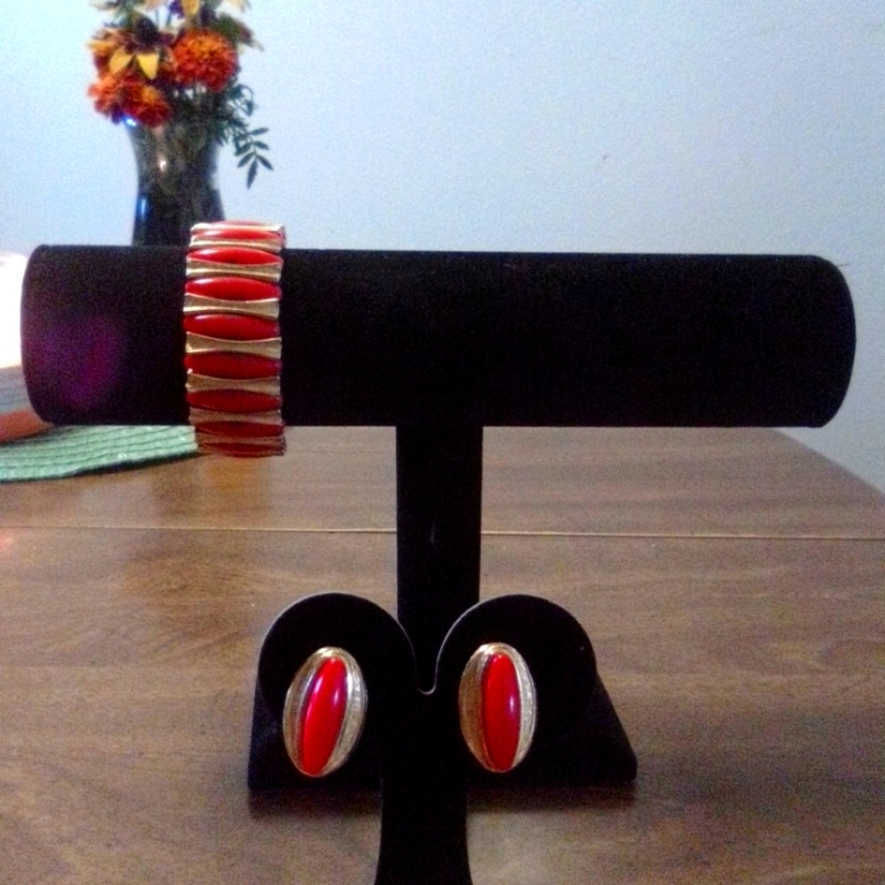 Vintage fashion bracelet with matching clip on earrings